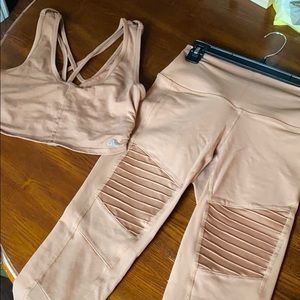 Alo yoga set in Henna